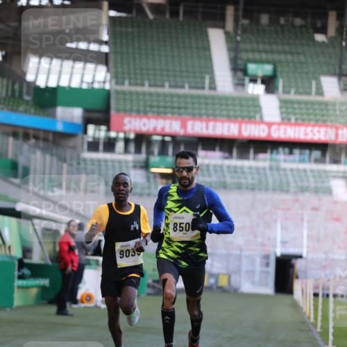 06.10.2024 - 19. swb-Marathon Bremen Yannick Fuchs http://msf.ph/oto/7375813 06.10.2024 10:17:25 Laufen im Stadion 8211, 8500, 8560, 9039 meine-sportfotos.de