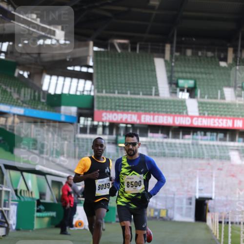 06.10.2024 - 19. swb-Marathon Bremen Yannick Fuchs http://msf.ph/oto/7375819 06.10.2024 10:17:25 Laufen im Stadion 8211, 8500, 8560, 9039 meine-sportfotos.de