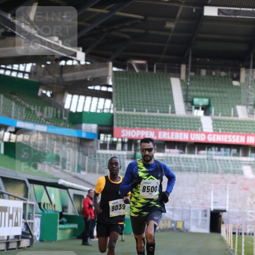 06.10.2024 - 19. swb-Marathon Bremen Yannick Fuchs http://msf.ph/oto/7375824 06.10.2024 10:17:25 Laufen im Stadion 8211, 8500, 8560, 9039 meine-sportfotos.de
