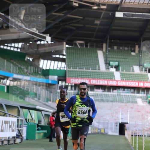 06.10.2024 - 19. swb-Marathon Bremen Yannick Fuchs http://msf.ph/oto/7375828 06.10.2024 10:17:25 Laufen im Stadion 8211, 8500, 8560, 9039 meine-sportfotos.de