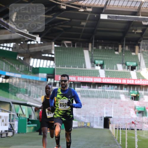 06.10.2024 - 19. swb-Marathon Bremen Yannick Fuchs http://msf.ph/oto/7375829 06.10.2024 10:17:25 Laufen im Stadion 8211, 8500, 8560, 9039 meine-sportfotos.de