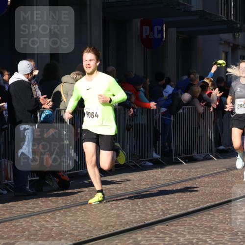 06.10.2024 - 19. swb-Marathon Bremen Strokosch-Dieckow http://msf.ph/oto/7375830 06.10.2024 10:41:54 Laufen 7033, 7081, 7363, 7496, 7523, 7536, 7579, 7605, 8000, 8060, 8209, 8226, 8441, 8654, 8749, 8785, 8796, 8813, 8992, 9064, 9082, 9124 meine-sportfotos.de