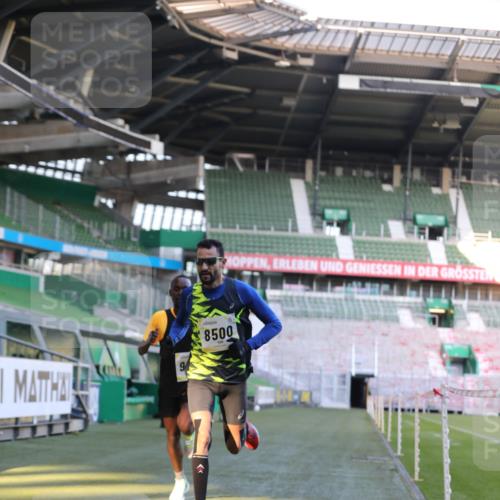 06.10.2024 - 19. swb-Marathon Bremen Yannick Fuchs http://msf.ph/oto/7375833 06.10.2024 10:17:26 Laufen im Stadion 8211, 8500, 8560, 9039 meine-sportfotos.de