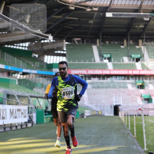 06.10.2024 - 19. swb-Marathon Bremen Yannick Fuchs http://msf.ph/oto/7375837 06.10.2024 10:17:26 Laufen im Stadion 8211, 8500, 8560, 9039 meine-sportfotos.de