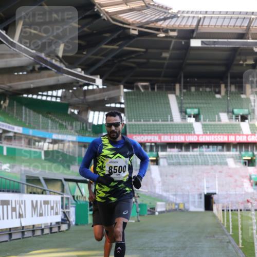 06.10.2024 - 19. swb-Marathon Bremen Yannick Fuchs http://msf.ph/oto/7375842 06.10.2024 10:17:26 Laufen im Stadion 8211, 8500, 8560, 9039 meine-sportfotos.de