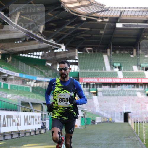 06.10.2024 - 19. swb-Marathon Bremen Yannick Fuchs http://msf.ph/oto/7375846 06.10.2024 10:17:26 Laufen im Stadion 8211, 8500, 8560, 9039 meine-sportfotos.de