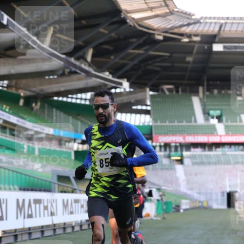 06.10.2024 - 19. swb-Marathon Bremen Yannick Fuchs http://msf.ph/oto/7375853 06.10.2024 10:17:26 Laufen im Stadion 8211, 8500, 8560, 9039 meine-sportfotos.de