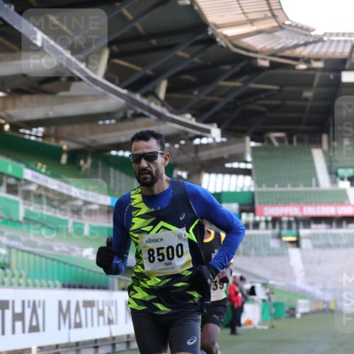 06.10.2024 - 19. swb-Marathon Bremen Yannick Fuchs http://msf.ph/oto/7375860 06.10.2024 10:17:26 Laufen im Stadion 8211, 8500, 8560, 9039 meine-sportfotos.de