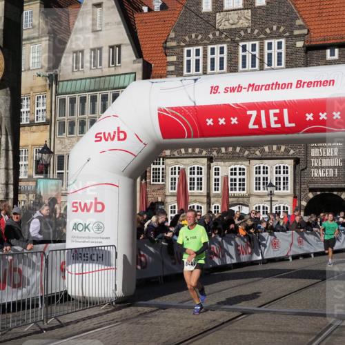 06.10.2024 - 19. swb-Marathon Bremen Luisa Fischer http://msf.ph/oto/7375865 06.10.2024 10:41:52 Ziel 8444, 8446 meine-sportfotos.de