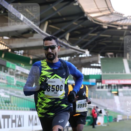 06.10.2024 - 19. swb-Marathon Bremen Yannick Fuchs http://msf.ph/oto/7375866 06.10.2024 10:17:26 Laufen im Stadion 8211, 8500, 8560, 9039 meine-sportfotos.de