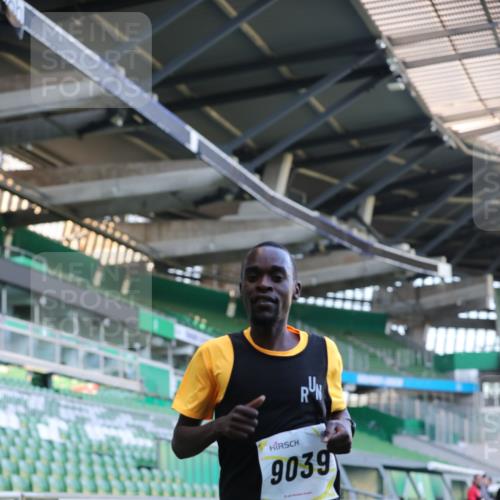06.10.2024 - 19. swb-Marathon Bremen Yannick Fuchs http://msf.ph/oto/7375874 06.10.2024 10:17:27 Laufen im Stadion 8500, 8560, 9039 meine-sportfotos.de