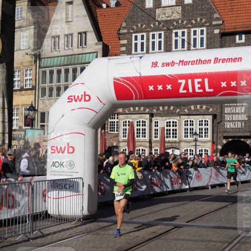 06.10.2024 - 19. swb-Marathon Bremen Luisa Fischer http://msf.ph/oto/7375877 06.10.2024 10:41:52 Ziel 8444, 8446 meine-sportfotos.de