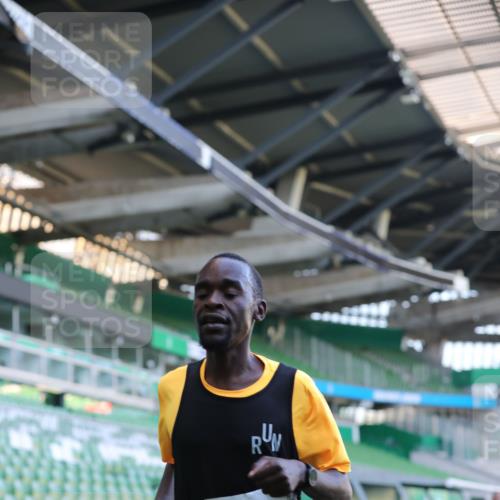 06.10.2024 - 19. swb-Marathon Bremen Yannick Fuchs http://msf.ph/oto/7375880 06.10.2024 10:17:27 Laufen im Stadion 8500, 8560, 9039 meine-sportfotos.de