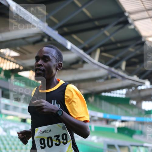 06.10.2024 - 19. swb-Marathon Bremen Yannick Fuchs http://msf.ph/oto/7375885 06.10.2024 10:17:27 Laufen im Stadion 8500, 8560, 9039 meine-sportfotos.de