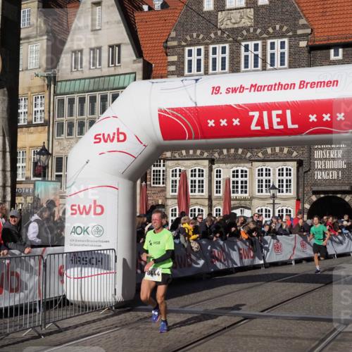 06.10.2024 - 19. swb-Marathon Bremen Luisa Fischer http://msf.ph/oto/7375889 06.10.2024 10:41:52 Ziel 8444, 8446 meine-sportfotos.de