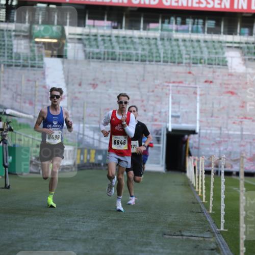 06.10.2024 - 19. swb-Marathon Bremen Yannick Fuchs http://msf.ph/oto/7375893 06.10.2024 10:17:51 Laufen im Stadion 8371, 8500, 8560, 8846, 9039 meine-sportfotos.de