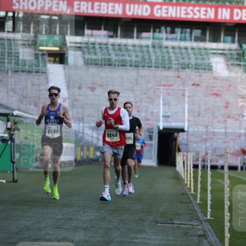 06.10.2024 - 19. swb-Marathon Bremen Yannick Fuchs http://msf.ph/oto/7375901 06.10.2024 10:17:51 Laufen im Stadion 8371, 8500, 8560, 8846, 9039 meine-sportfotos.de