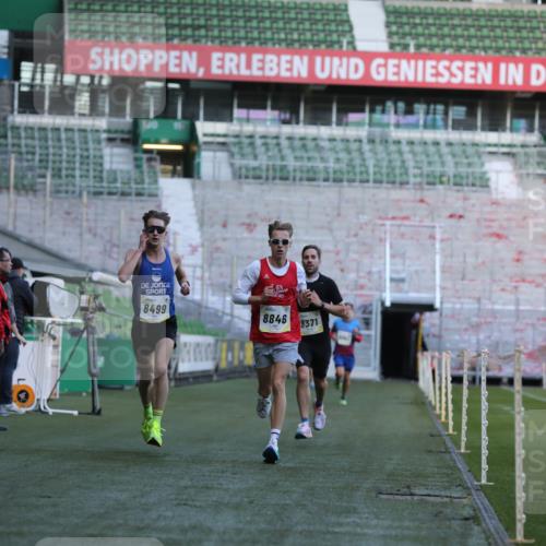 06.10.2024 - 19. swb-Marathon Bremen Yannick Fuchs http://msf.ph/oto/7375905 06.10.2024 10:17:51 Laufen im Stadion 8371, 8500, 8560, 8846, 9039 meine-sportfotos.de