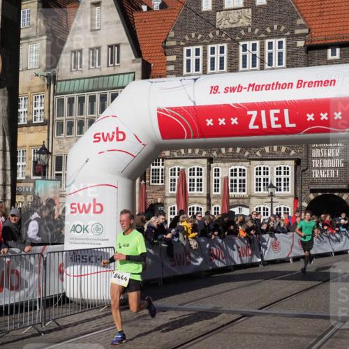 06.10.2024 - 19. swb-Marathon Bremen Luisa Fischer http://msf.ph/oto/7375907 06.10.2024 10:41:52 Ziel 8444, 8446 meine-sportfotos.de