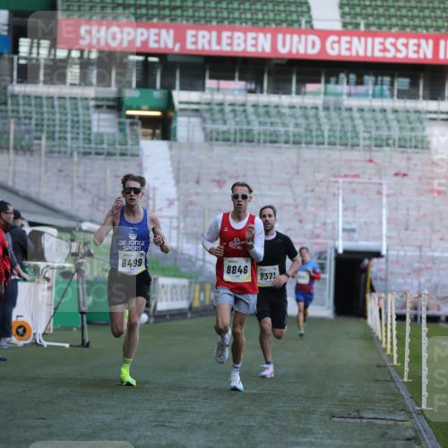 06.10.2024 - 19. swb-Marathon Bremen Yannick Fuchs http://msf.ph/oto/7375911 06.10.2024 10:17:51 Laufen im Stadion 8371, 8500, 8560, 8846, 9039 meine-sportfotos.de