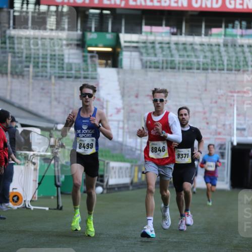 06.10.2024 - 19. swb-Marathon Bremen Yannick Fuchs http://msf.ph/oto/7375917 06.10.2024 10:17:51 Laufen im Stadion 8371, 8500, 8560, 8846, 9039 meine-sportfotos.de