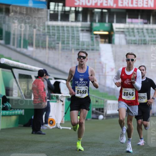 06.10.2024 - 19. swb-Marathon Bremen Yannick Fuchs http://msf.ph/oto/7375922 06.10.2024 10:17:52 Laufen im Stadion 8371, 8500, 8560, 8846, 9039 meine-sportfotos.de