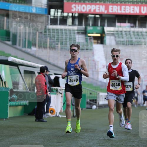 06.10.2024 - 19. swb-Marathon Bremen Yannick Fuchs http://msf.ph/oto/7375925 06.10.2024 10:17:52 Laufen im Stadion 8371, 8500, 8560, 8846, 9039 meine-sportfotos.de