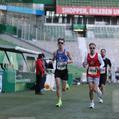 06.10.2024 - 19. swb-Marathon Bremen Yannick Fuchs http://msf.ph/oto/7375932 06.10.2024 10:17:52 Laufen im Stadion 8371, 8500, 8560, 8846, 9039 meine-sportfotos.de