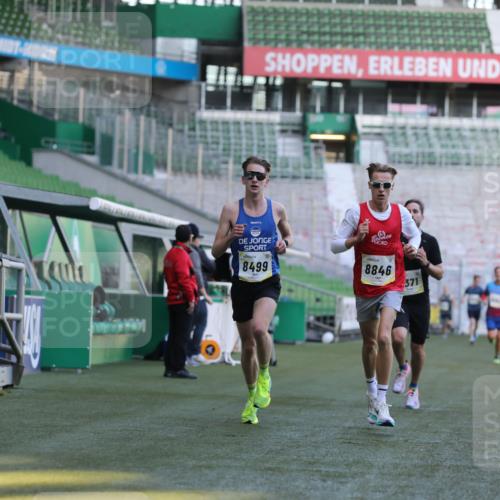 06.10.2024 - 19. swb-Marathon Bremen Yannick Fuchs http://msf.ph/oto/7375935 06.10.2024 10:17:52 Laufen im Stadion 8371, 8500, 8560, 8846, 9039 meine-sportfotos.de