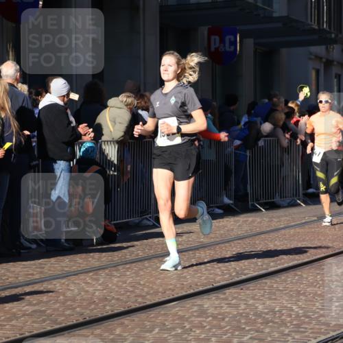 06.10.2024 - 19. swb-Marathon Bremen Strokosch-Dieckow http://msf.ph/oto/7375937 06.10.2024 10:41:56 Laufen 7033, 7081, 7363, 7496, 7523, 7536, 7579, 7584, 7605, 8000, 8060, 8209, 8226, 8441, 8654, 8749, 8785, 8796, 8813, 8992, 9064, 9082, 9124 meine-sportfotos.de