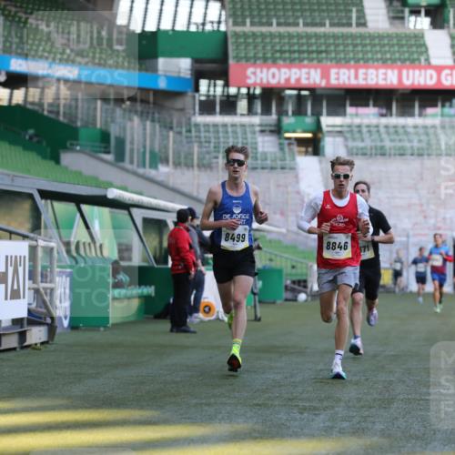 06.10.2024 - 19. swb-Marathon Bremen Yannick Fuchs http://msf.ph/oto/7375944 06.10.2024 10:17:53 Laufen im Stadion 8371, 8500, 8560, 8846, 9039 meine-sportfotos.de