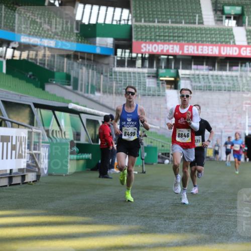 06.10.2024 - 19. swb-Marathon Bremen Yannick Fuchs http://msf.ph/oto/7375952 06.10.2024 10:17:53 Laufen im Stadion 8371, 8500, 8560, 8846, 9039 meine-sportfotos.de