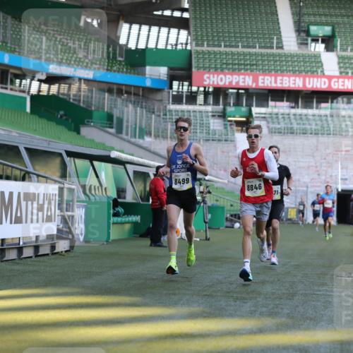 06.10.2024 - 19. swb-Marathon Bremen Yannick Fuchs http://msf.ph/oto/7375959 06.10.2024 10:17:53 Laufen im Stadion 8371, 8500, 8560, 8846, 9039 meine-sportfotos.de