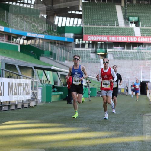 06.10.2024 - 19. swb-Marathon Bremen Yannick Fuchs http://msf.ph/oto/7375963 06.10.2024 10:17:53 Laufen im Stadion 8371, 8500, 8560, 8846, 9039 meine-sportfotos.de