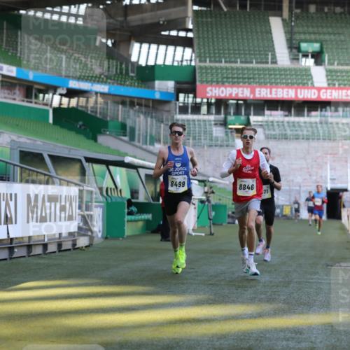 06.10.2024 - 19. swb-Marathon Bremen Yannick Fuchs http://msf.ph/oto/7375971 06.10.2024 10:17:53 Laufen im Stadion 8371, 8500, 8560, 8846, 9039 meine-sportfotos.de
