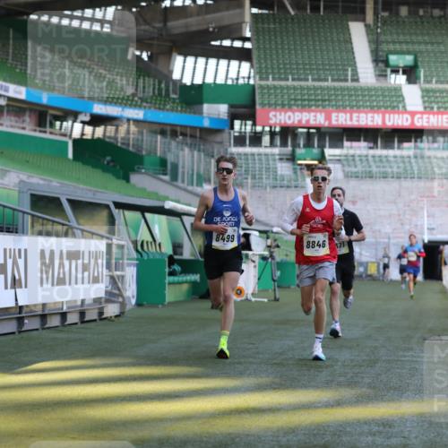 06.10.2024 - 19. swb-Marathon Bremen Yannick Fuchs http://msf.ph/oto/7375975 06.10.2024 10:17:53 Laufen im Stadion 8371, 8500, 8560, 8846, 9039 meine-sportfotos.de