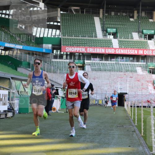 06.10.2024 - 19. swb-Marathon Bremen Yannick Fuchs http://msf.ph/oto/7375980 06.10.2024 10:17:54 Laufen im Stadion 8371, 8500, 8846, 9039 meine-sportfotos.de