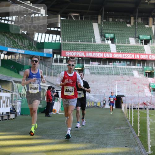 06.10.2024 - 19. swb-Marathon Bremen Yannick Fuchs http://msf.ph/oto/7375985 06.10.2024 10:17:54 Laufen im Stadion 8371, 8500, 8846, 9039 meine-sportfotos.de