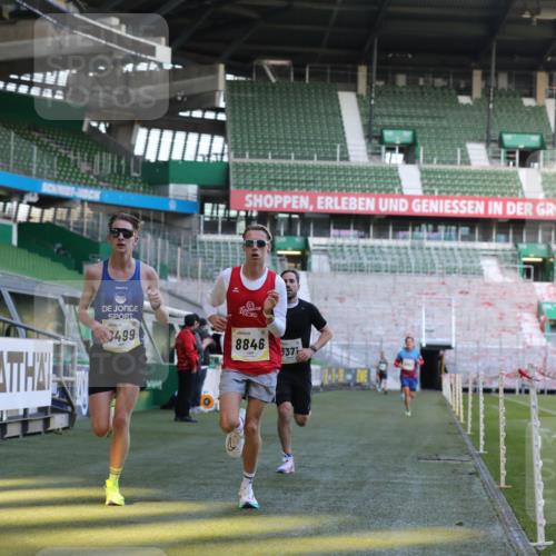 06.10.2024 - 19. swb-Marathon Bremen Yannick Fuchs http://msf.ph/oto/7375991 06.10.2024 10:17:54 Laufen im Stadion 8371, 8500, 8846, 9039 meine-sportfotos.de