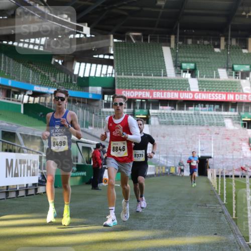 06.10.2024 - 19. swb-Marathon Bremen Yannick Fuchs http://msf.ph/oto/7375994 06.10.2024 10:17:54 Laufen im Stadion 8371, 8500, 8846, 9039 meine-sportfotos.de
