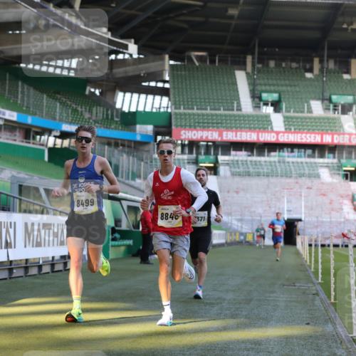 06.10.2024 - 19. swb-Marathon Bremen Yannick Fuchs http://msf.ph/oto/7375998 06.10.2024 10:17:54 Laufen im Stadion 8371, 8500, 8846, 9039 meine-sportfotos.de