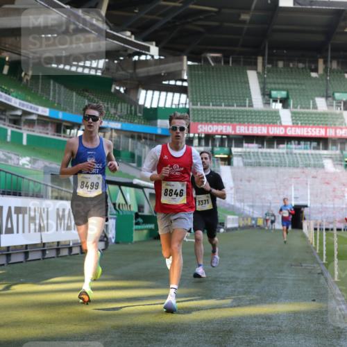 06.10.2024 - 19. swb-Marathon Bremen Yannick Fuchs http://msf.ph/oto/7376011 06.10.2024 10:17:55 Laufen im Stadion 8371, 8500, 8846, 9039, 9063 meine-sportfotos.de