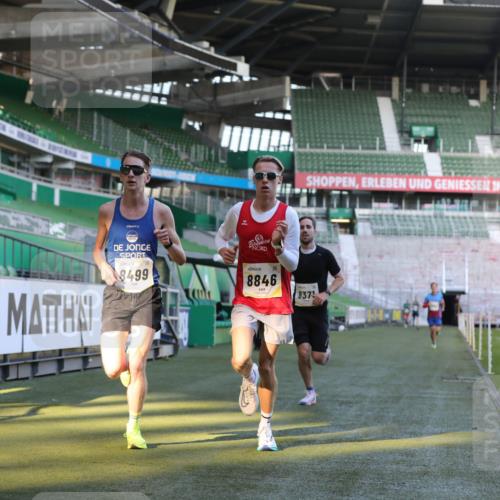 06.10.2024 - 19. swb-Marathon Bremen Yannick Fuchs http://msf.ph/oto/7376013 06.10.2024 10:17:55 Laufen im Stadion 8371, 8500, 8846, 9039, 9063 meine-sportfotos.de
