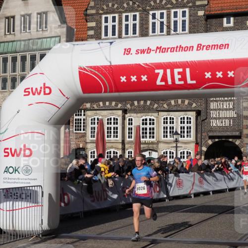 06.10.2024 - 19. swb-Marathon Bremen Luisa Fischer http://msf.ph/oto/7376015 06.10.2024 10:42:01 Ziel 7033, 8446, 9026 meine-sportfotos.de