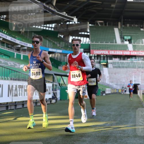 06.10.2024 - 19. swb-Marathon Bremen Yannick Fuchs http://msf.ph/oto/7376018 06.10.2024 10:17:55 Laufen im Stadion 8371, 8500, 8846, 9039, 9063 meine-sportfotos.de