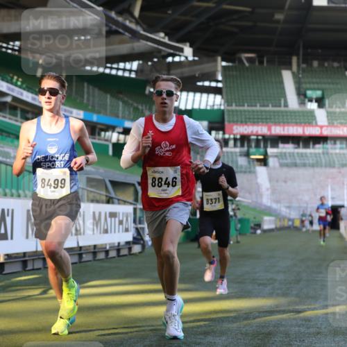 06.10.2024 - 19. swb-Marathon Bremen Yannick Fuchs http://msf.ph/oto/7376029 06.10.2024 10:17:55 Laufen im Stadion 8371, 8500, 8846, 9039, 9063 meine-sportfotos.de