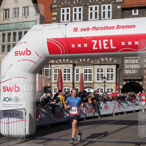 06.10.2024 - 19. swb-Marathon Bremen Luisa Fischer http://msf.ph/oto/7376032 06.10.2024 10:42:02 Ziel 7033, 9026, 9064 meine-sportfotos.de