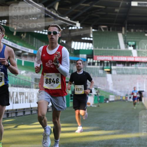 06.10.2024 - 19. swb-Marathon Bremen Yannick Fuchs http://msf.ph/oto/7376043 06.10.2024 10:17:56 Laufen im Stadion 8371, 8500, 8846, 9039, 9063 meine-sportfotos.de