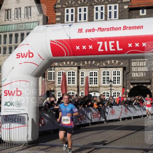 06.10.2024 - 19. swb-Marathon Bremen Luisa Fischer http://msf.ph/oto/7376045 06.10.2024 10:42:02 Ziel 7033, 9026, 9064 meine-sportfotos.de