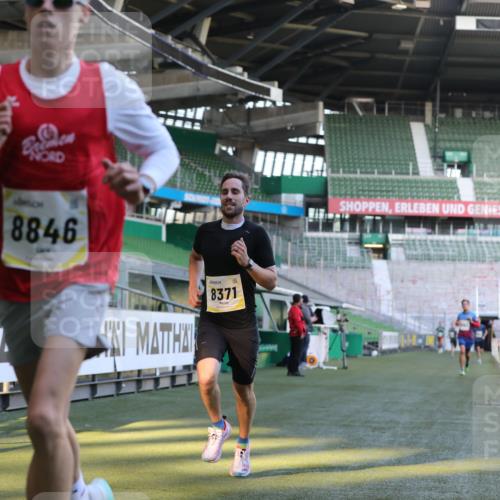 06.10.2024 - 19. swb-Marathon Bremen Yannick Fuchs http://msf.ph/oto/7376050 06.10.2024 10:17:56 Laufen im Stadion 8371, 8500, 8846, 9039, 9063 meine-sportfotos.de